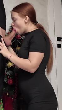 Šukal Jsem Svou Nevlastní Sestru Na Silvestra Poblíž Vánočního Stromku S Hračkami a Dárky. Xkeryb