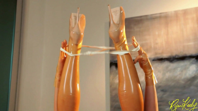 RyanKeely: Латексна медсестра вставляє 2 руки в свою пизду - Райан Кілі