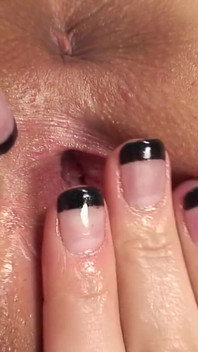 내 보지를 사냥해 - 거유의 록시 타가르트가 그녀의 보지를 클로즈업으로 문지른다