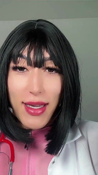 Mayhem médical : une doc trans domine un patient avec une énorme dose de sperme en POV
