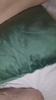 这个业余熟女喜欢鸡巴插入她的大阴户。她像一个完全的荡妇一样呻吟。