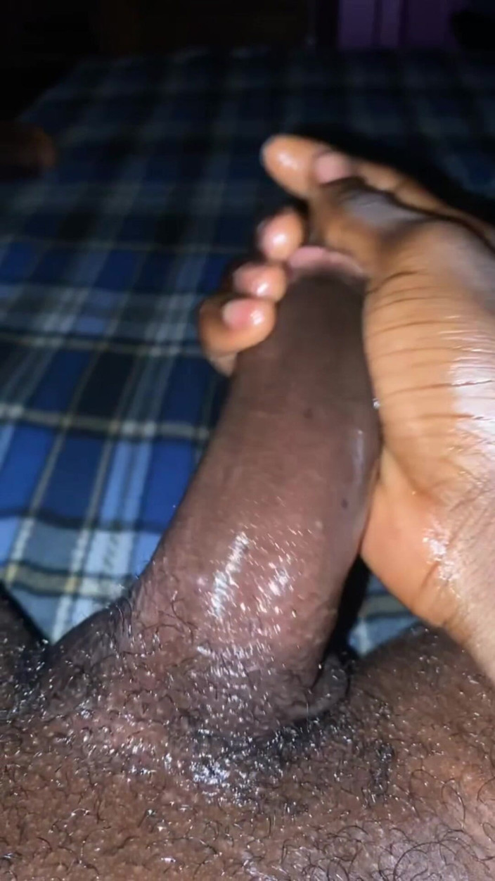 Slimniqqa: 大黑Twink 撸管并射出大量精液