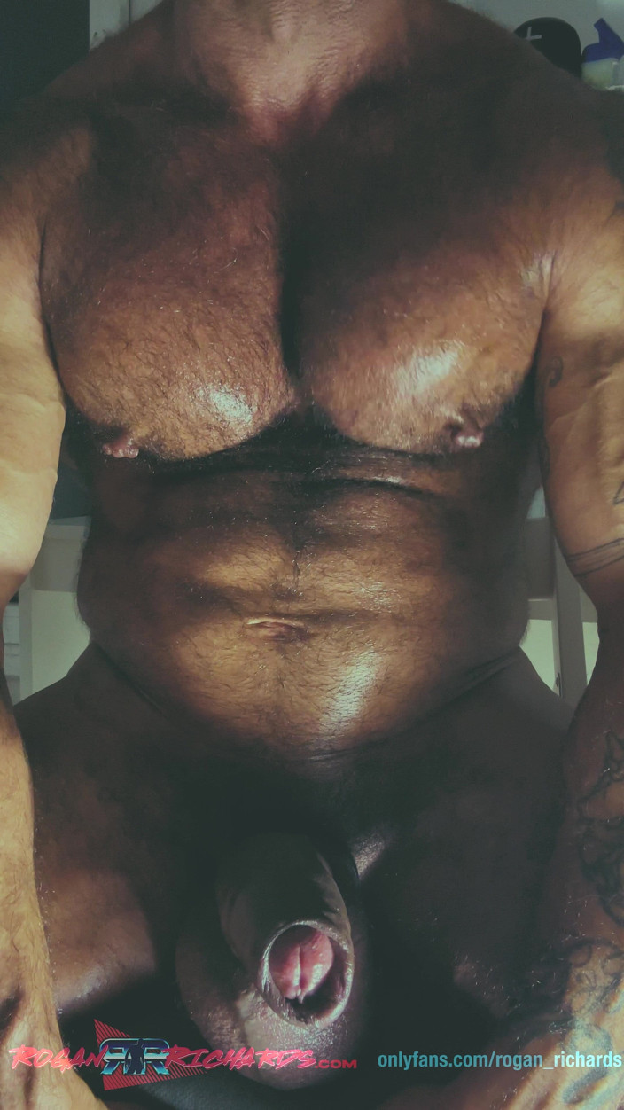 Rogan Richards: Coaie și țâțe masive