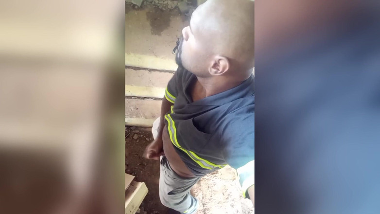 TheBlacKHunterr: Na schodech budovy narazil do