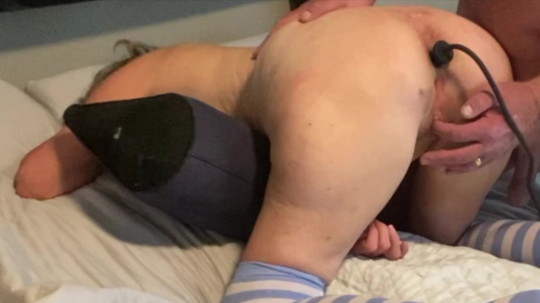 Squirting Senior: Culona madura esposa se inclinó sobre tapón trasero inflable insertado