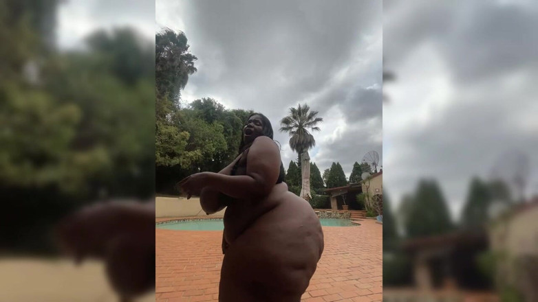 Legendary Booty Overdose: Zenci ssbbw orta yaşlı seksi kadın açık havada striptiz yapıyor