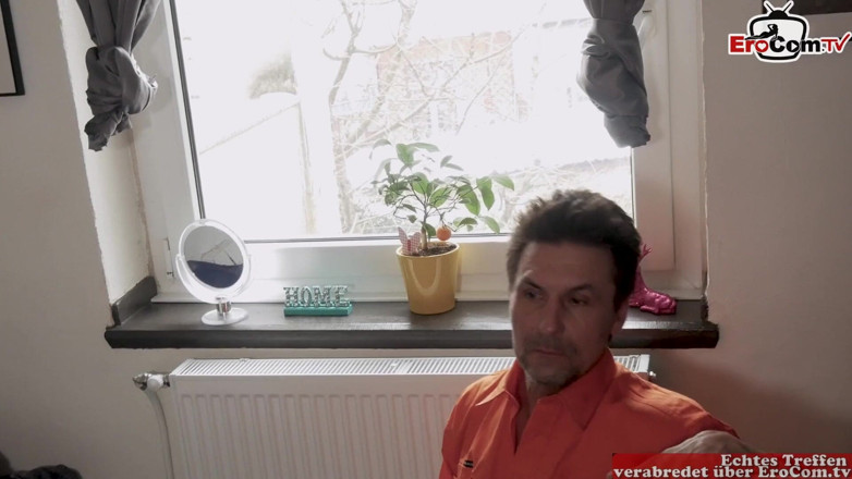 EroCom: Wytatuowana milf dostaje wytrysk na cycki po trójkącie w odgrywaniu...