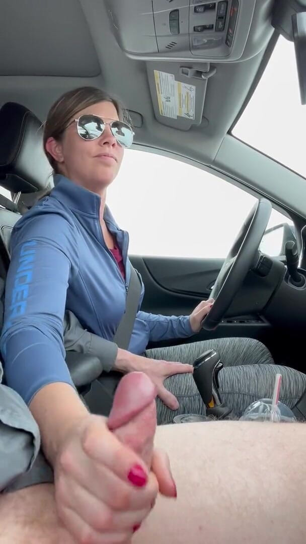 Lisa Brooks: Bonita morena chega e me masturba em seu carro
