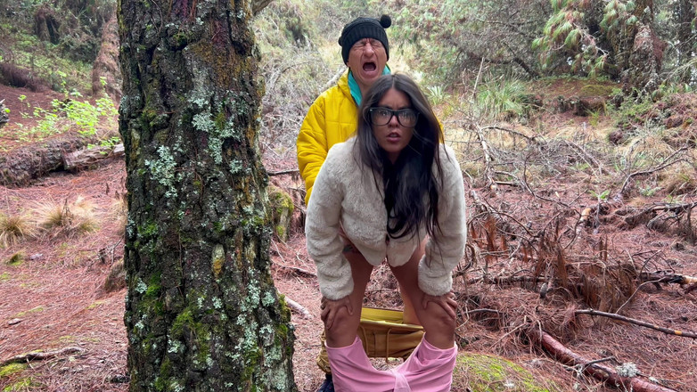 Lady: Madrastra tetona y con curvas chupa la polla del viejo...