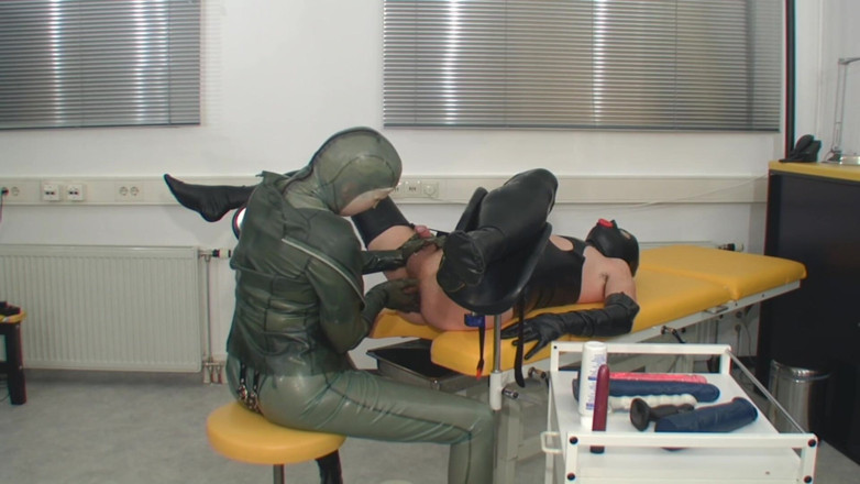 Rubber & Clinic Studio - 1ATOYS: 淫荡的橡胶屁股拳交