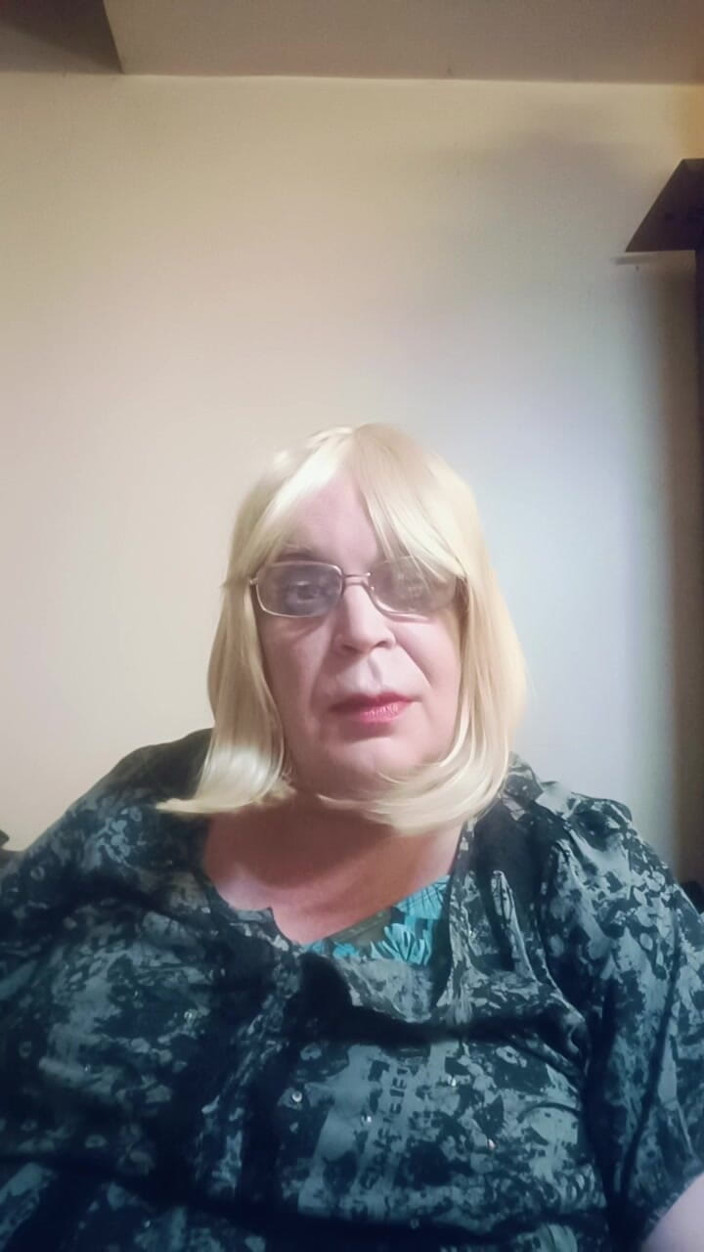 Stephanie-Nicole-TV: Bazı yeni oyuncakları inceliyor.