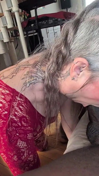 MILF는 첫 번째 천 번의 큰 검은 자지 경험을 거의 잊을 뻔했다
