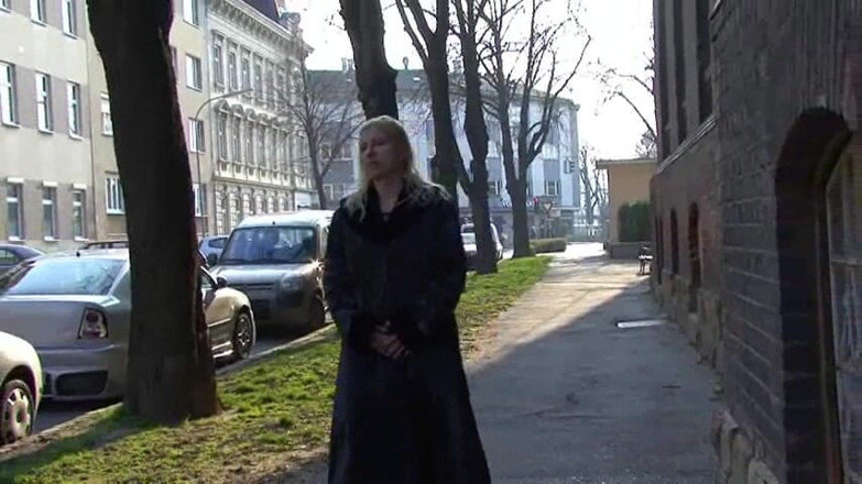 Femdom Austria: Loira puta mijando na rua da cidade