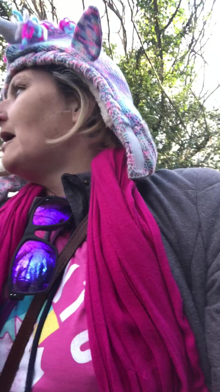 MistressWriggler: 그것은 오히려 젖꼭지 아웃입니다! 숲에서 얼어붙은 산책을 하는 동안 내 젖탱이와 덤불을 가지고 노는!