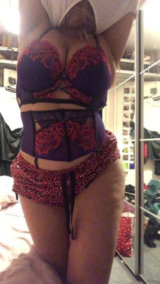 Curvy Liv: Striptýzová škádlení předvádí velká prsa a zadek