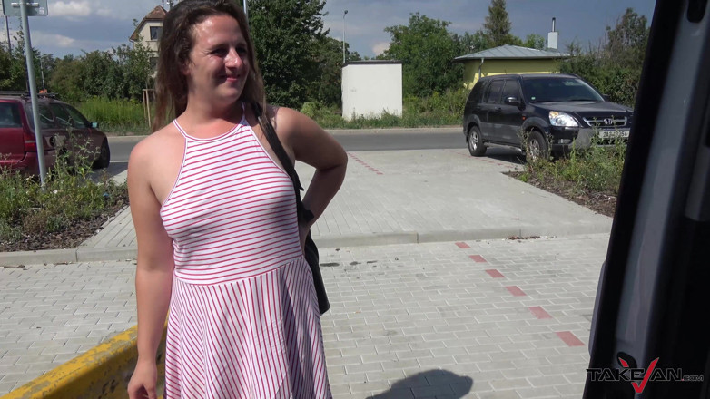 Take Van: Baculatá holka je krmena čerstvou mrdkou po sexu v dodávce
