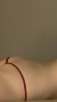 Chicas asiáticas cachondas en tanga apilan culos