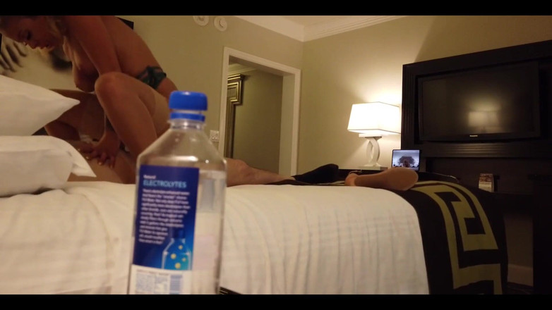 AVG guy porn: Hloupá láhev na vodu! Madelyn Monroe šuká cizince ve Vegas
