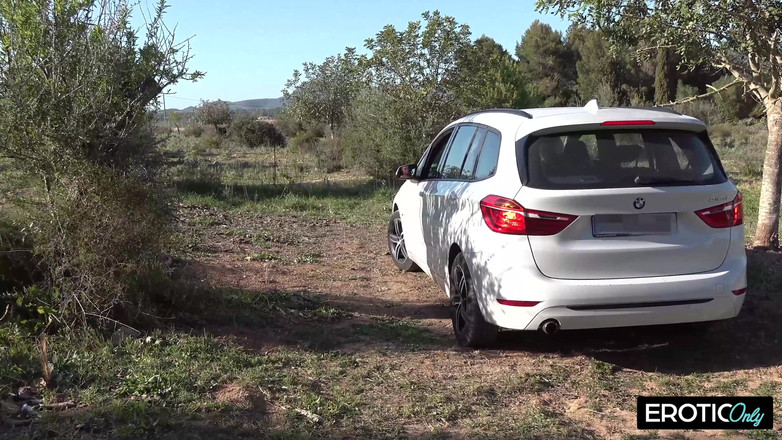 MILFFreaksX: 他在后座和继妹发生关系