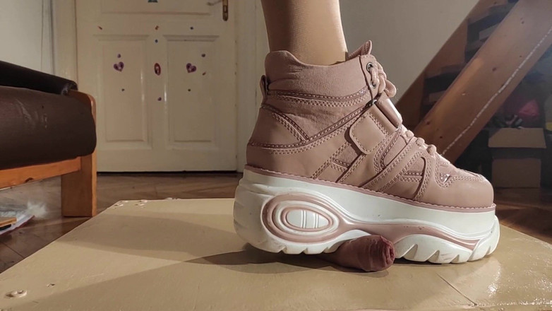 Beth Kinky: Сексуальная домина в видео от первого лица, топтание члена и наказание раба в сапогах, часть 1