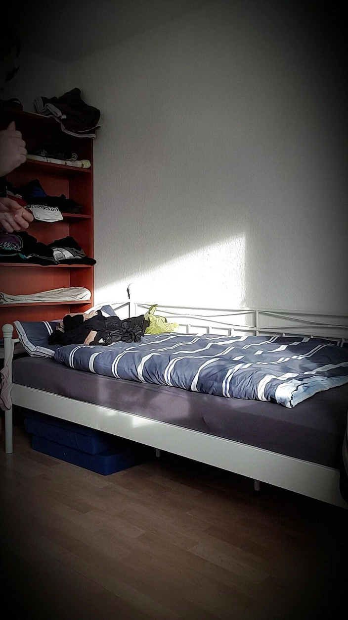 PetraNylon: 我在这里（打扮）