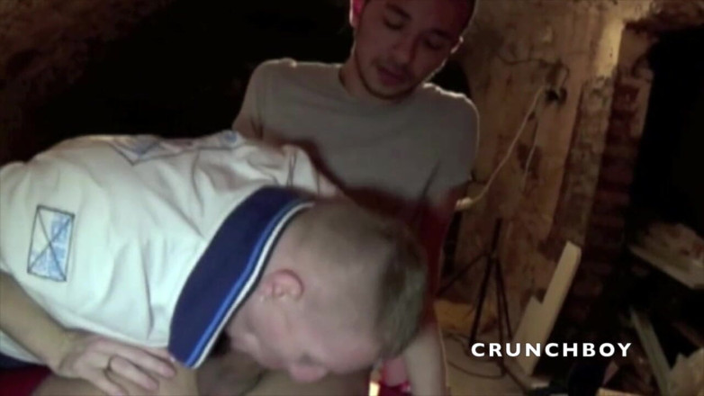 Crunch Boy: ストレートラテン系は、目立たない地下室でゲイをファックすることを受け入れます