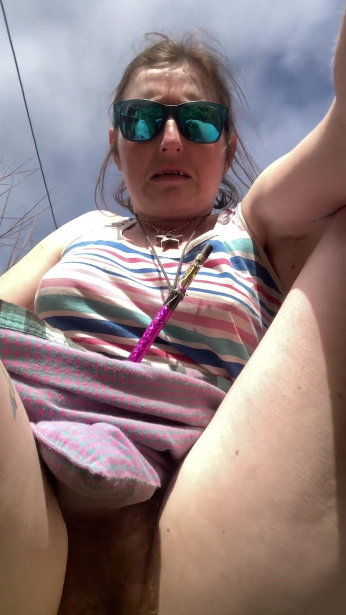 Pissing Paradise: En cuclillas sobre mi teléfono en mi jardín expuesto, con...