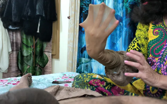 Bolly Karma: Sexuálně vzrušená úžasná MILFka