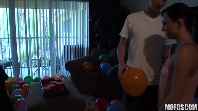 Real Slut Party: Verklig slampa fest - nu vet vi alla att ballonger är jävla...