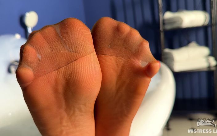 Mistress Legs: Godin neemt een bad in lichtbruine panty en plaagt je...
