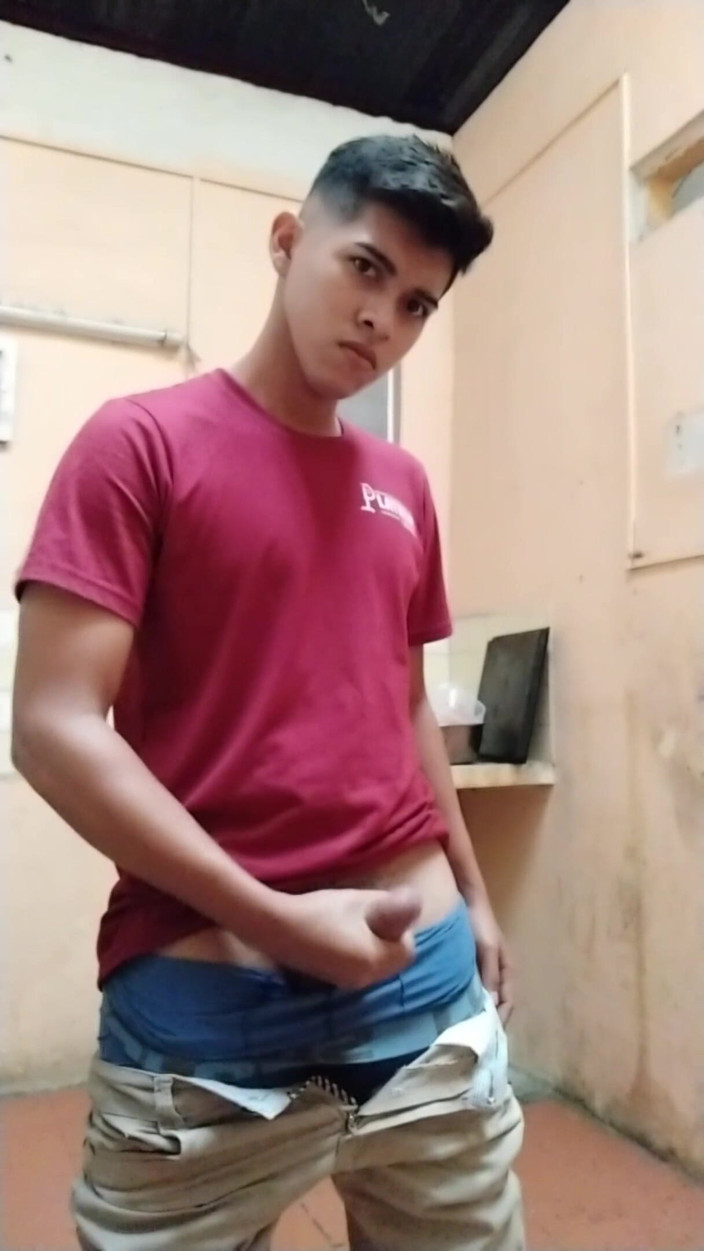 Chicos Virales: Un ragazzo arrapato sul suo lavoro
