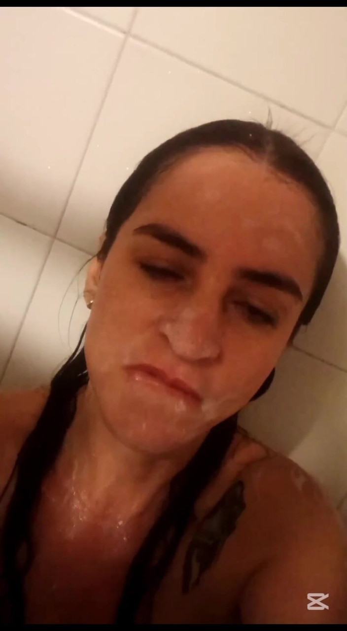 mamaehijocalientes: MILF dansar i duschen Mycket het och sensuell till melodins...