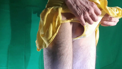 HeIsSooThin: पीली स्कर्ट के नीचे छोटी पीली प्लेड थोंग