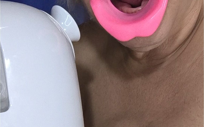 HerculesnVENUS: Son visage est mouillé maintenant que sa chatte jouit trop...