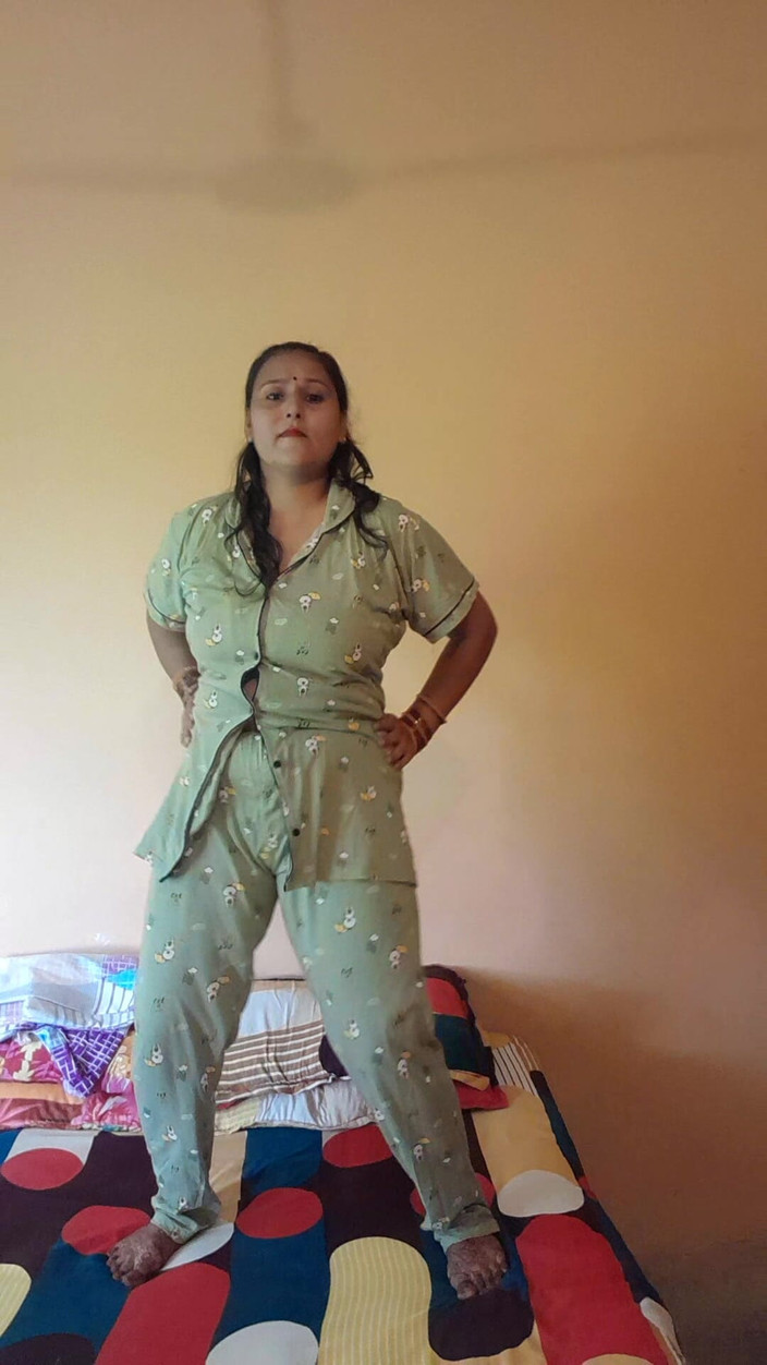 Puja555: Девушка дези танцует на кровати