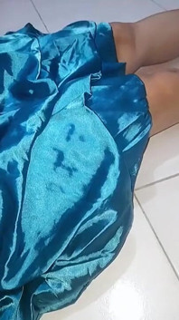 Asian Crossdresser satynowa błyszcząca ruffle sukienka wytryski