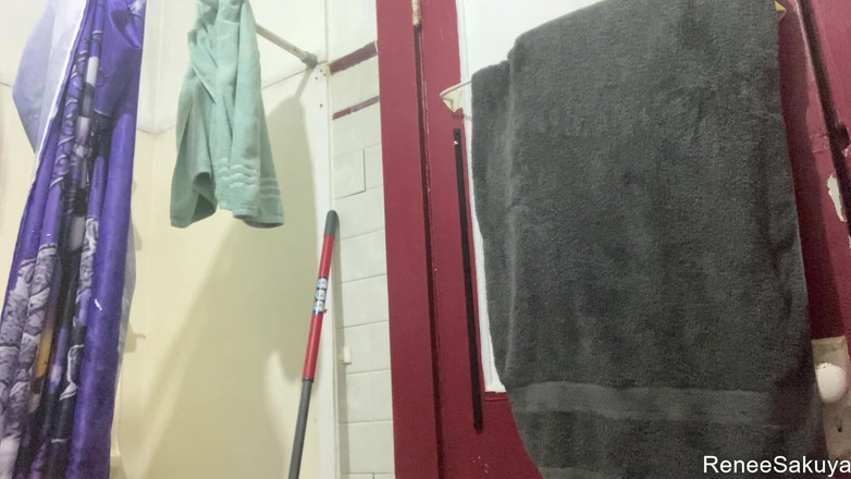 Renee Sakuya: Krémování koz, tělo a zadek po sprše