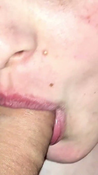 Menina ucraniana desliza a língua no pênis