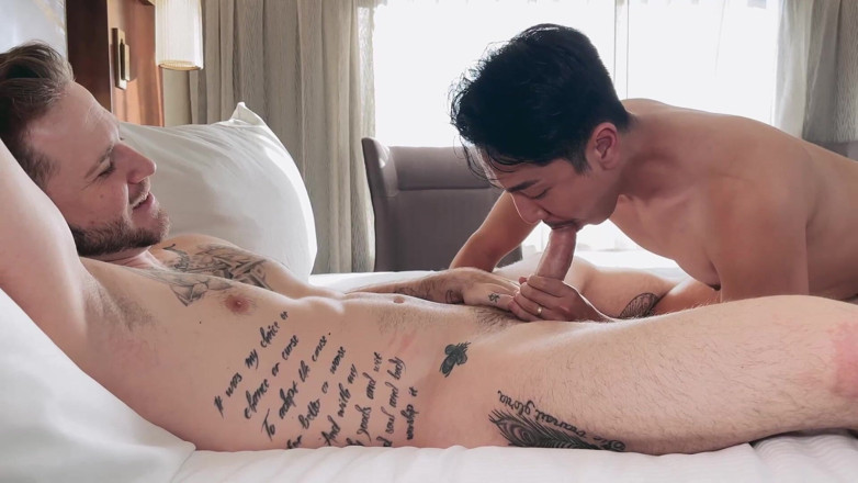 Mick Gold: Tatted All American Jock pieprzy Tiny Asian Twink