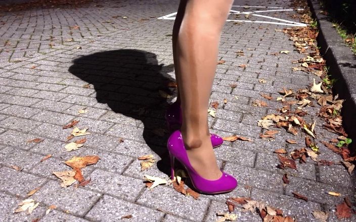 Loreley add: Je pisse dans 2 collants et 2 latex avec des talons hauts