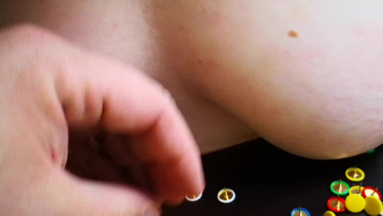 Bouncy Tits Action: Tlač mi bradavky do palce