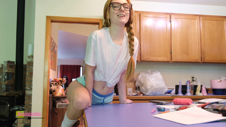 Destination Kat: Трах за углом при столе