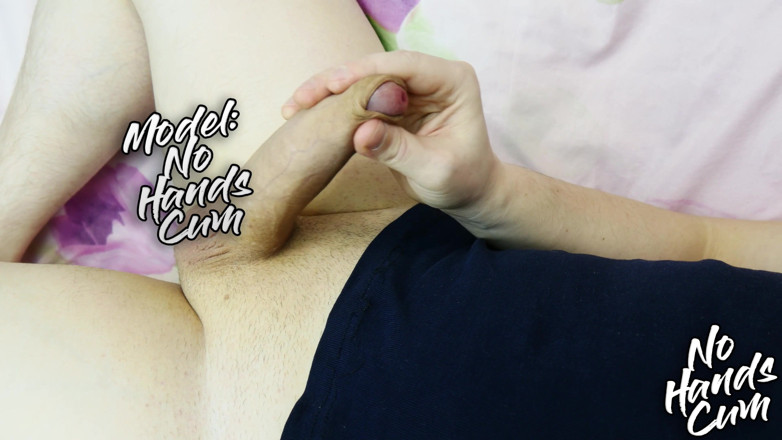 Cum no hands: Un beau-fils coquin excité branle une grosse bite pendant que...