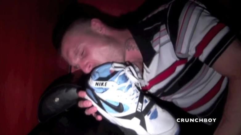Sneaker gay: Trampki upokorzenie dla twink przez ciekawskich prostych mięśni