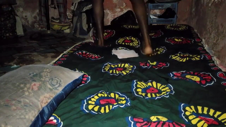 Masturbator emmy: Kontol besar meniduri tempat tidurnya mentah-mentah di malam hari