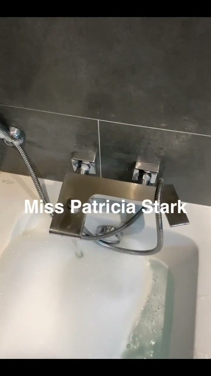 Dominatrix Miss Patricia Stark: Seni azdırmayı ve heyecanlı gözlerini izlerken görmeyi seviyorum