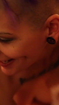 Sara ottiene la sua gangbang e bukkake