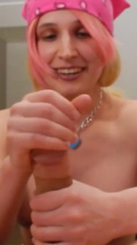 La modella amatoriale in cam Jizzy si dà da fare