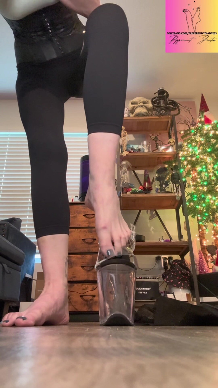 Peppermint Giantess: Făcând tocuri de 20 de cm, dimensiunea 14, se potrivesc cu dimensiunea...
