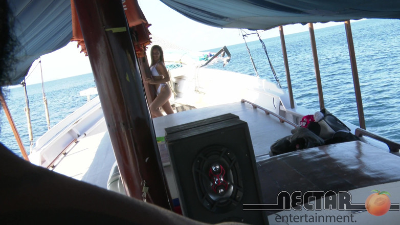 Nectar Entertainment: Sandy Cortez zniszczona przez wielkiego koguta w luksusowej motorówce!